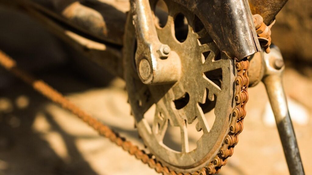 Rusty-and-stretched-chain