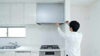 失敗しないレンジフードサイズを測定している画像